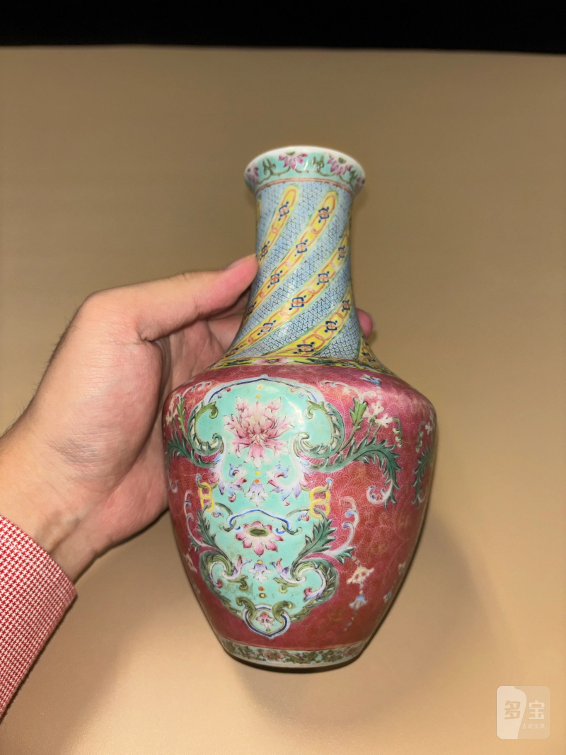 民国 洋彩胭脂地轧道宝相花纹瓶 - 图4